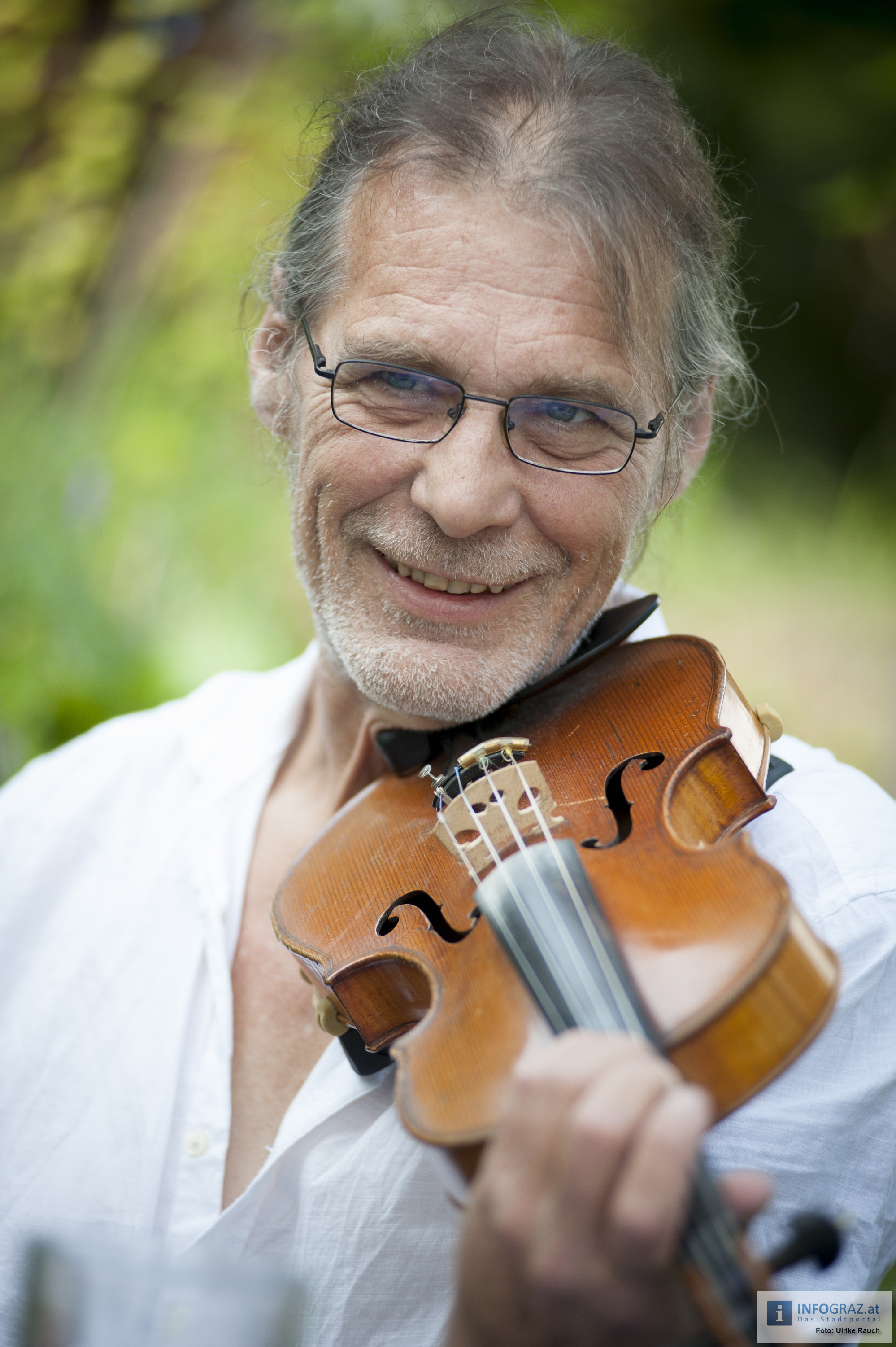  - 257809_Maibaum-Umschneiden-Musiker-Musik-Michael-Krusche-Wolfgang-Hainzl-Martin-Rexeis-Gaeste-Musizieren-Konzert-Schwammerlgulasch-Angelika-Moser-Wirtin-Feiern-Essen-trinken-38